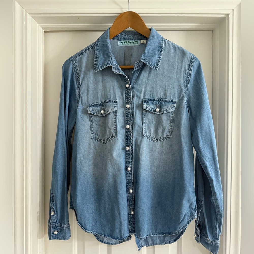 Denim shirt. Pearl button. Open back. Small Francesca’s
